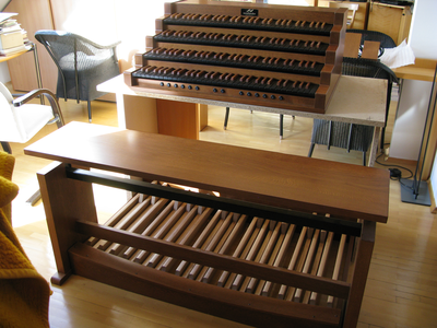 Der provisorische Orgeltisch von vorne.