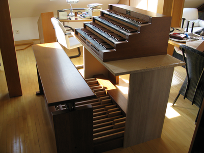 Der provisorische Orgeltisch von der Seite.